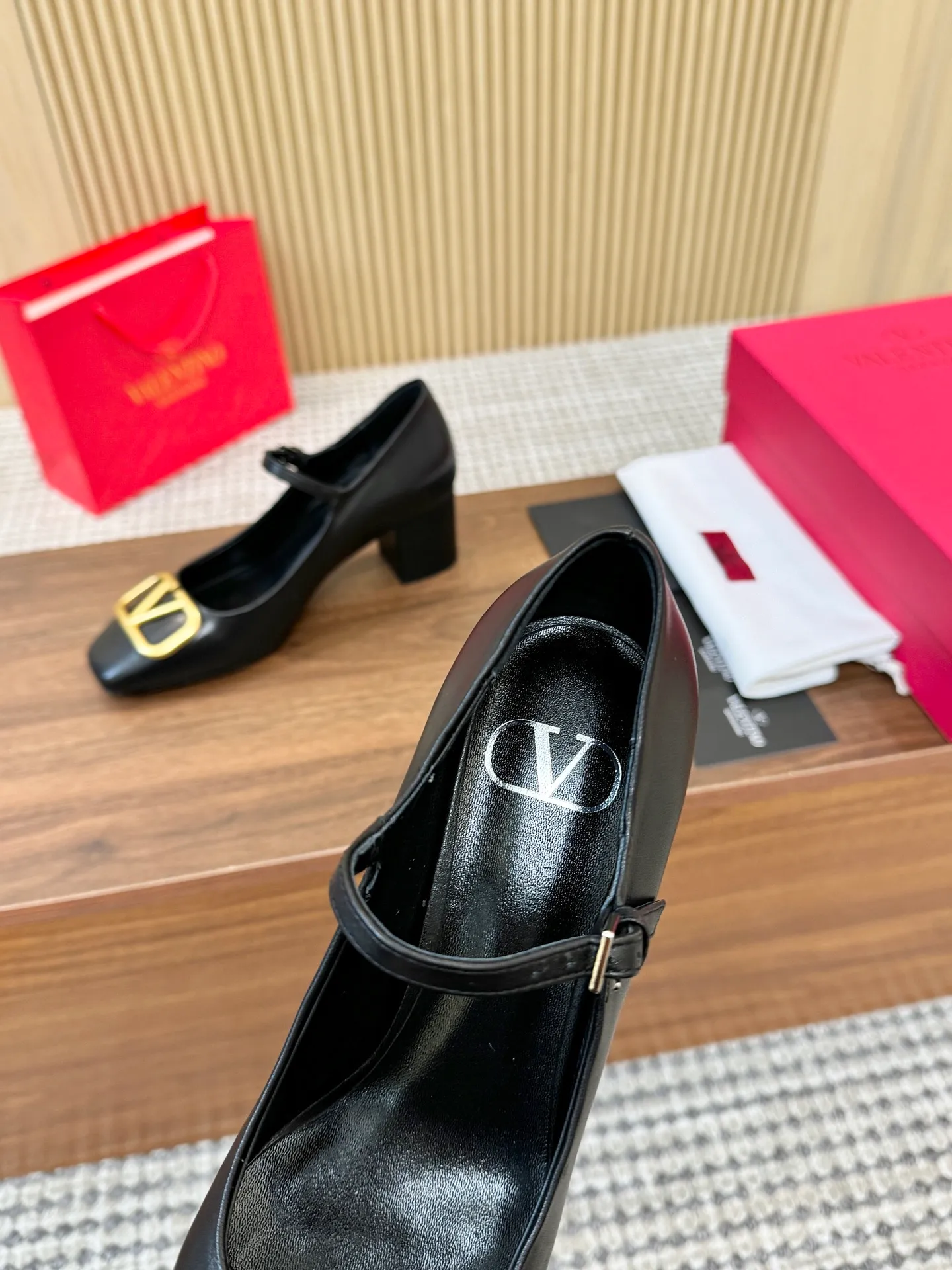 👟👟Ex-factory price 460👟👟 Genuine leather sole + 40 Valentino. Large v-buckle sandals ㊙️Latest series of counters Authentic grade version with perfect details. Authentic products are made one to one. All details are consistent with genuine ones. The upper foot is very pedicure type. The key point is that it is very good and easy to control. It does not grind the feet and does not tire the feet. Walking artifact, exclusive mold opening. The highest version on the market. Fabric: imported mixed sheepskin, lining and foot pads are all sheepskin. Code number (34 to 42) Customized sizes 34 and 42 are non-returnable and non-exchangeable. Heel height: 7.5CM. Rubber sole, leather sole +40